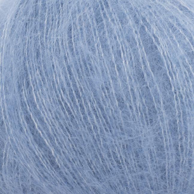  Texture et couleur d'une pelote de mohair et soie Silky Kid de Kremke Soul Wool coloris 71 Jeans