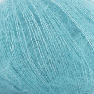 Texture et couleur d'une pelote de mohair et soie Silky Kid de Kremke Soul Wool coloris 77 Aigue Marine