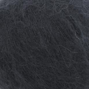 Texture et couleur d'une pelote de mohair et soie Silky Kid de Kremke Soul Wool coloris 81 Noir