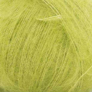 Texture et couleur d'une pelote de mohair et soie Silky Kid de Kremke Soul Wool coloris 86 Granny Smith