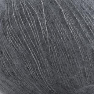 Texture et couleur d'une pelote de mohair et soie Silky Kid de Kremke Soul Wool coloris 175 Anthracite