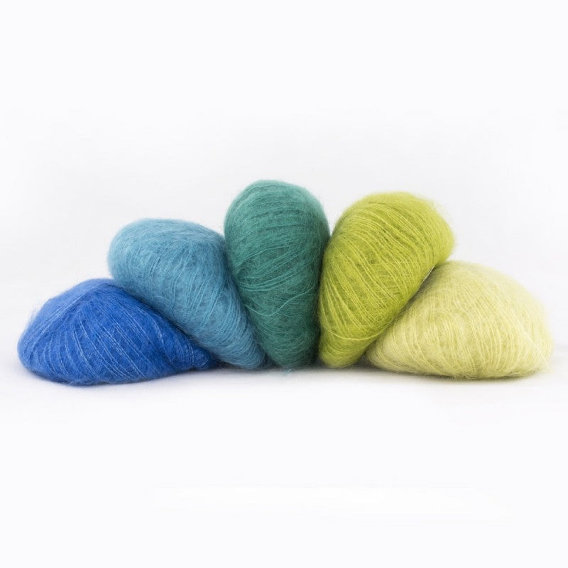 Assortiment de pelotes de mohair et soie Silky Kid de Kremke Soul Wool dans les tons bleus et verts