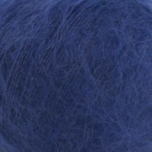 Texture et couleur d'une pelote de mohair et soie Silky Kid de Kremke Soul Wool coloris 95 Outremer