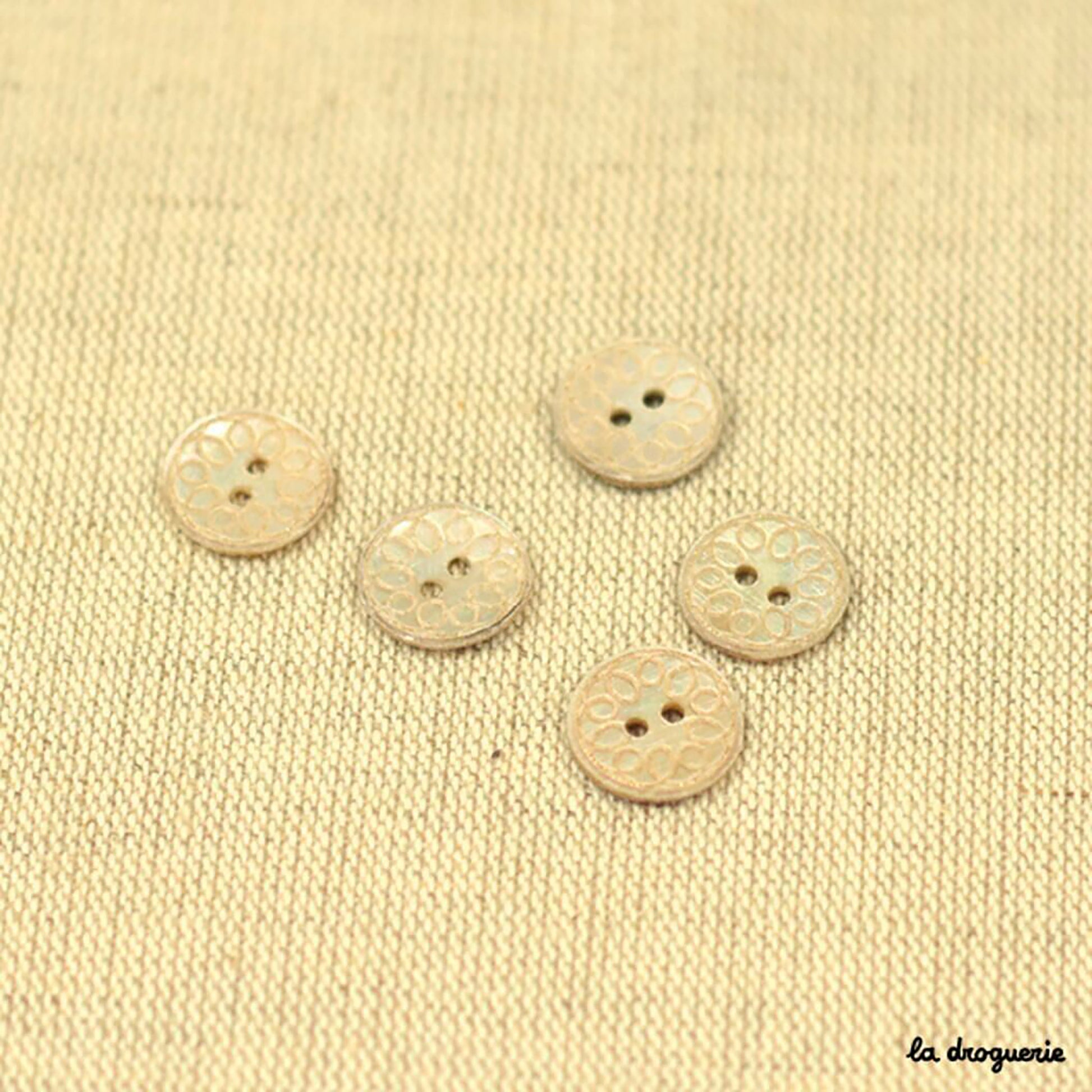 Boutons La Droguerie modèle Akoya Boucles (Beige ; 18mm)