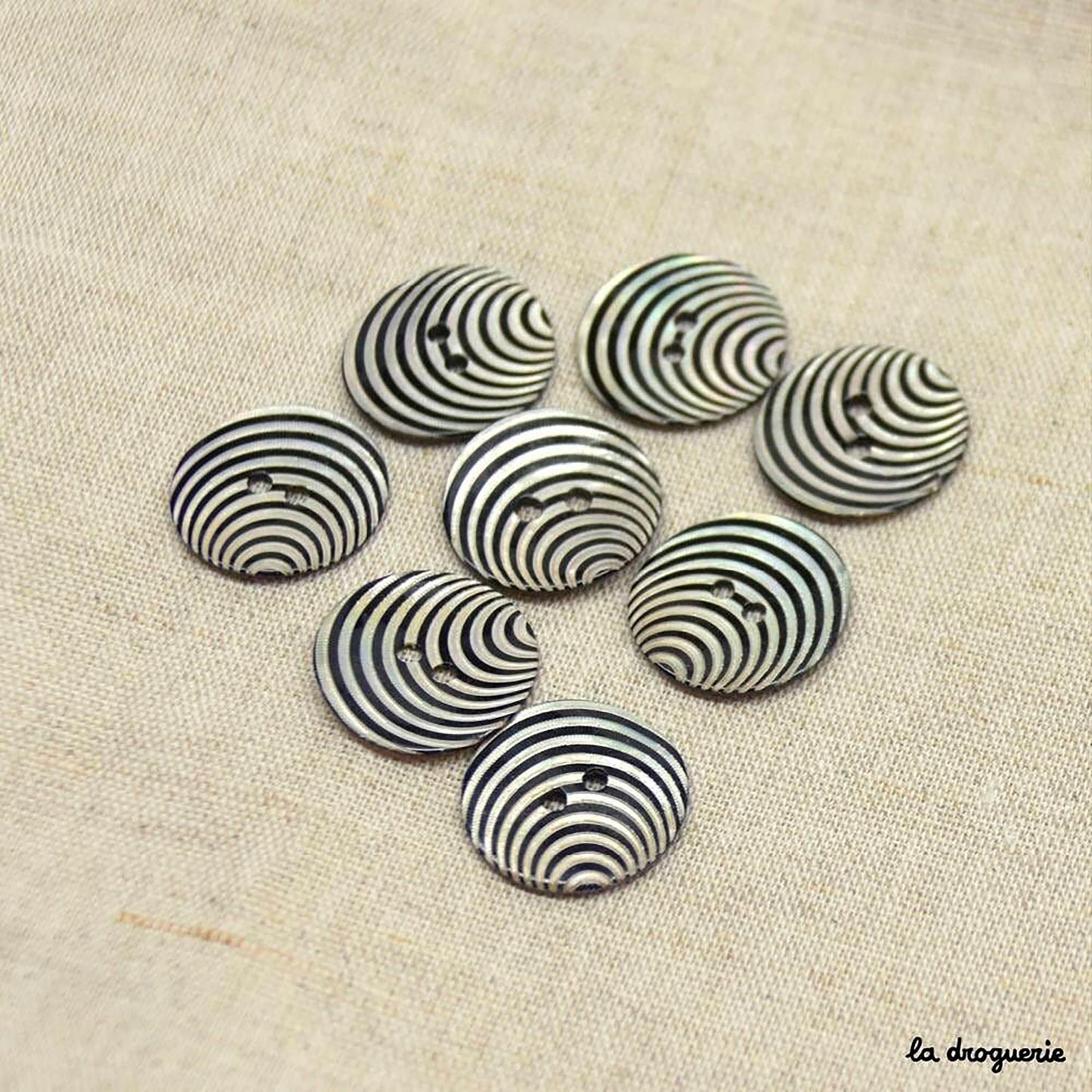 Boutons La Droguerie modèle Akoya Vagues (Noir-Nacre ; 18mm)