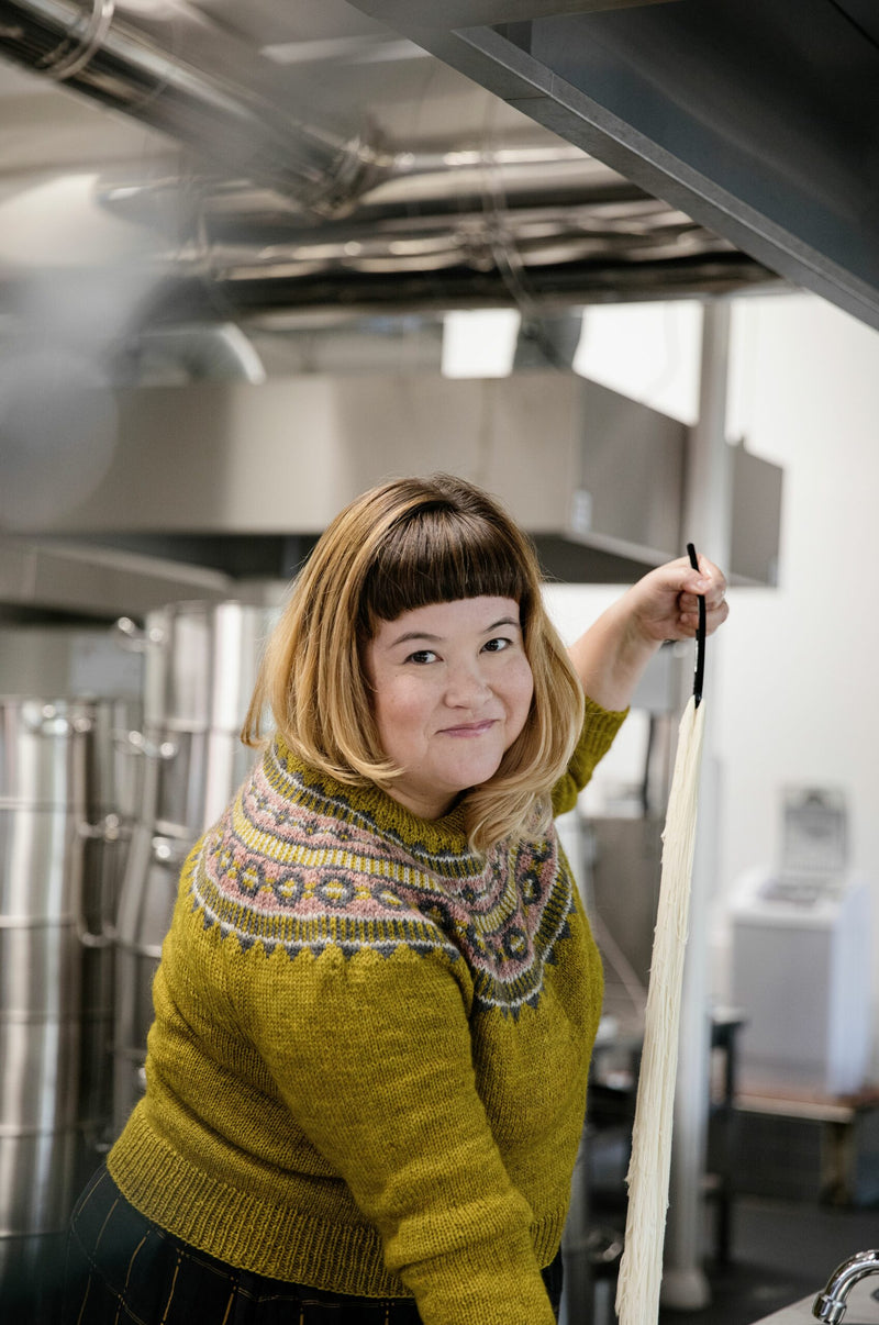 Portrait d'Aimee Gille portant le pull Azucena pour son livre Worsted