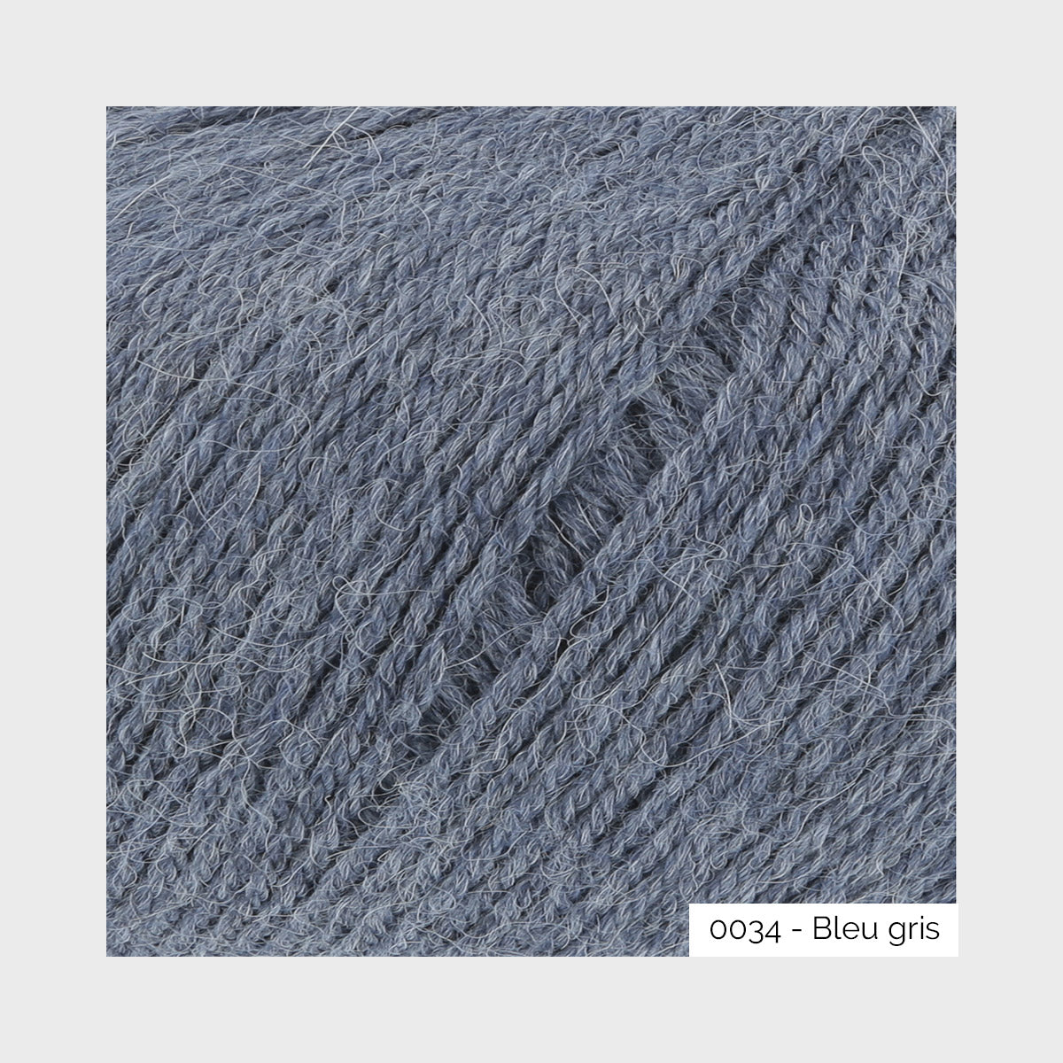 Gros plan sur la texture de la laine à chaussettes à base d'alpage Alpaca Soxx de Lang Yarns, coloris 0034 Bleu Gris