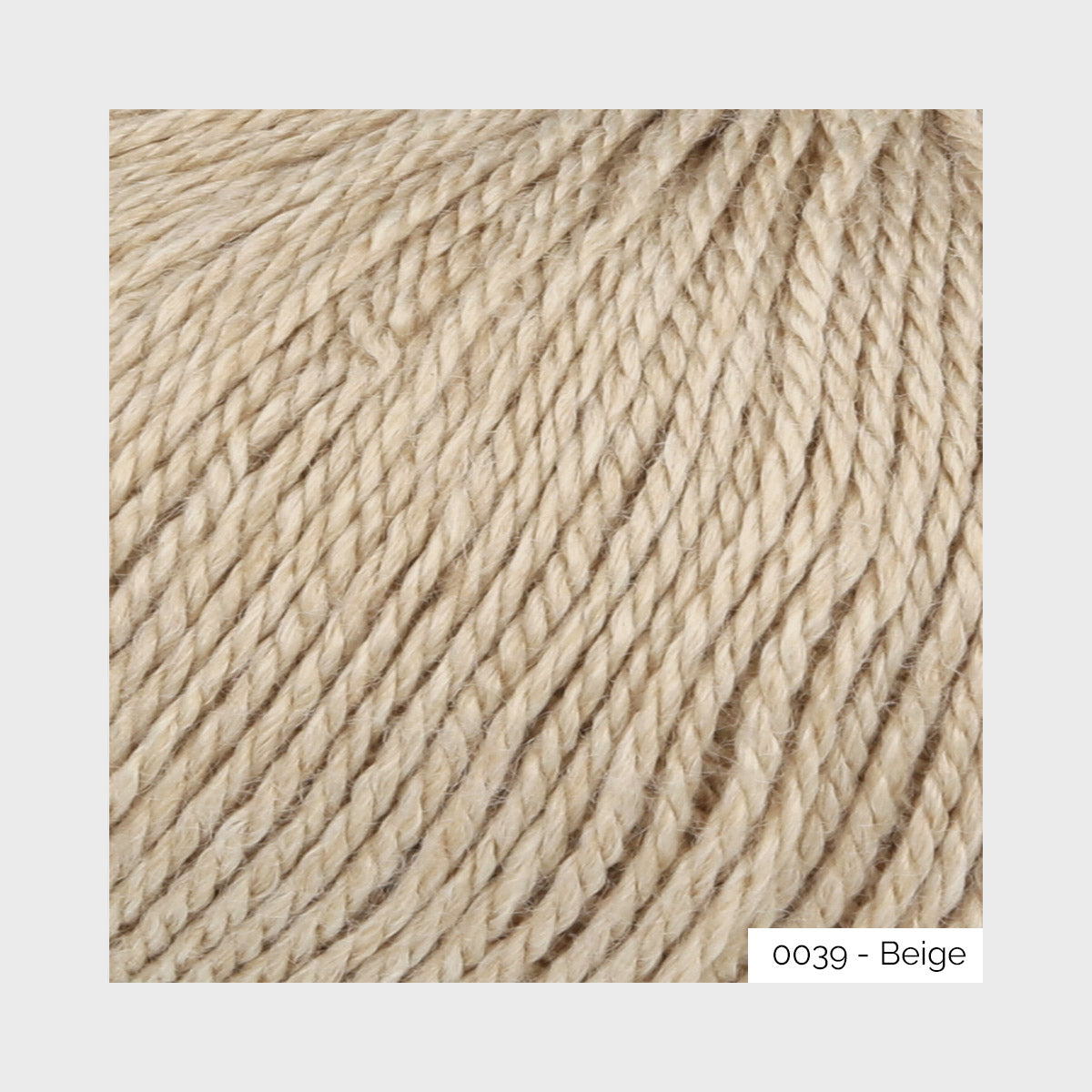 Gros plan sur la texture du fil à chaussettes à base d'alpaga Alpaca Soxx de Lang Yarns, coloris 0039 Beige