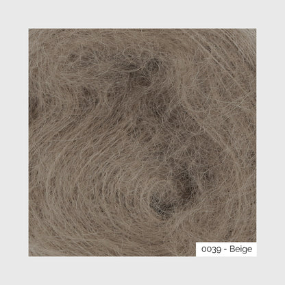 Gros plan sur la texture d'un écheveau de mohair superkid et soie Lace de Lang Yarns, coloris 0039 Beige