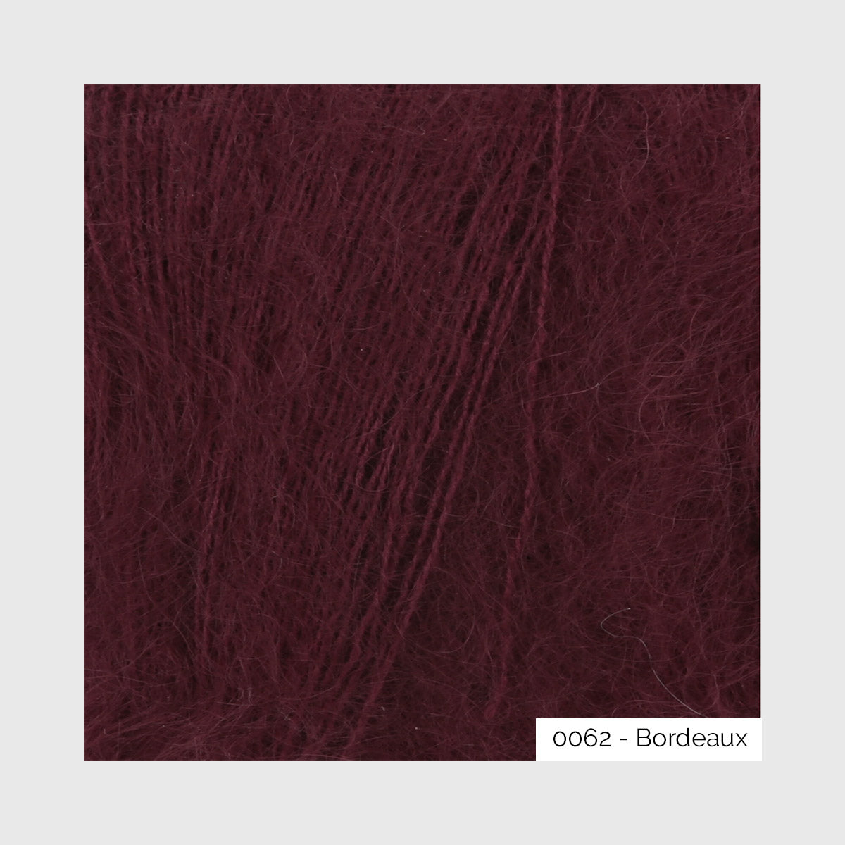 Texture d'un écheveau de mohair superkid et soie Lace de Lang Yarns, coloris 0062 Bordeaux