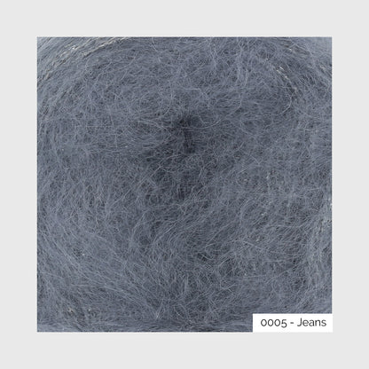 Gros plan sur la texture d'un écheveau de mohair, soie et lurex Lace Lamé de Lang Yarns coloris 0005 Jeans