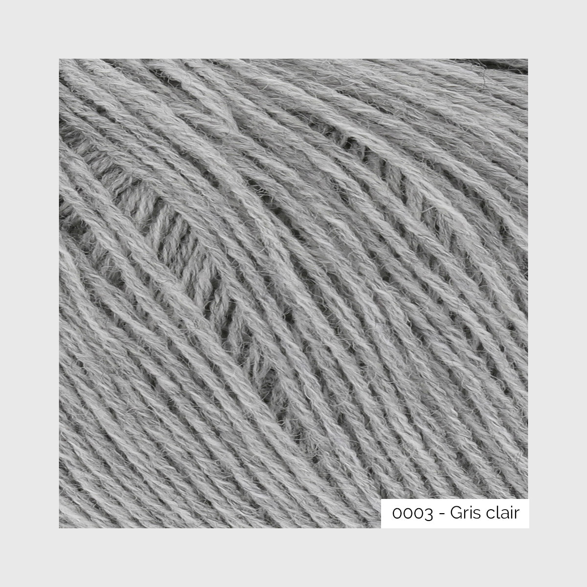 Gros plan sur la texture de la laine Merino 400 Lace de Lang Yarns, coloris 0003 Gris clair