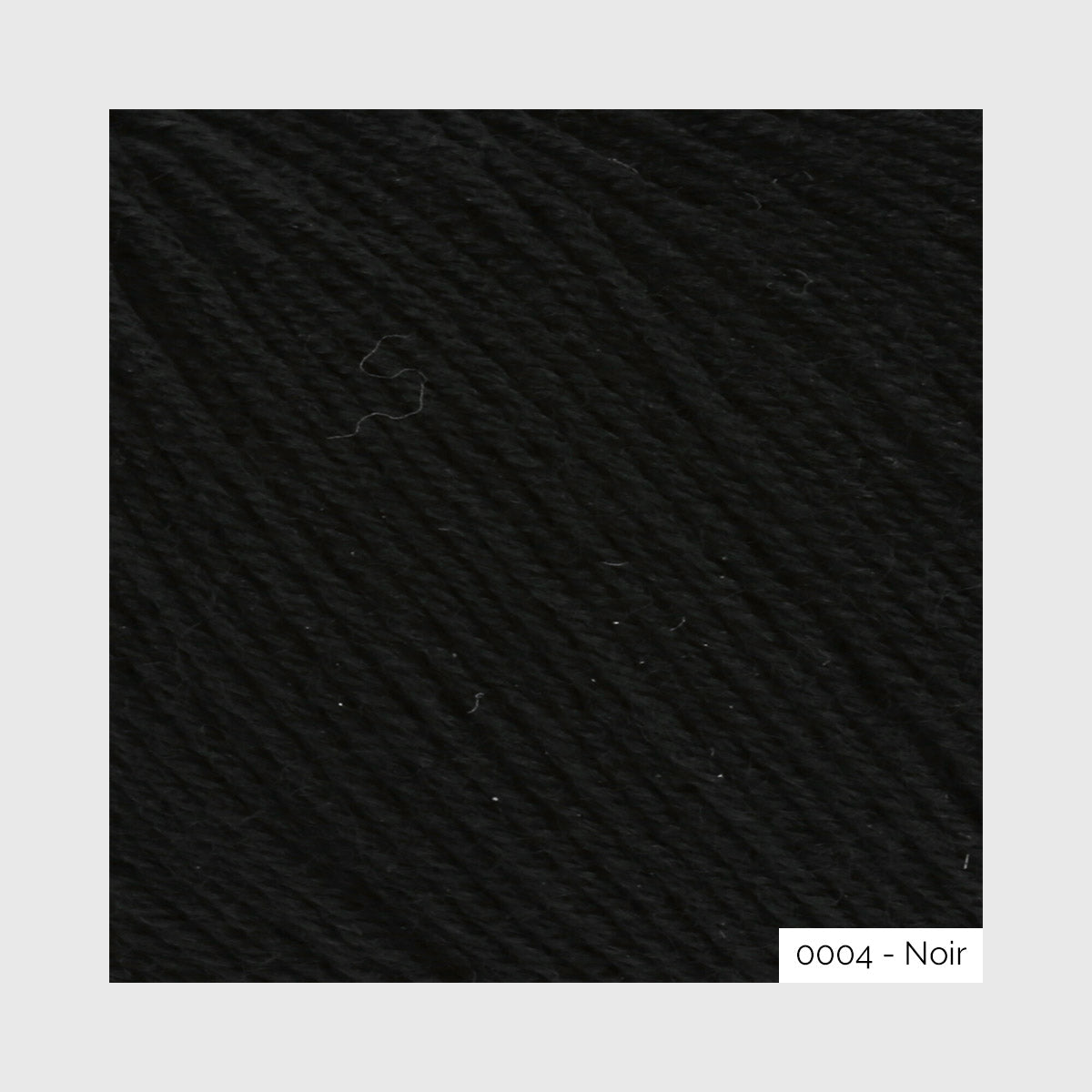 Gros plan sur la texture d'une pelote de Merino 400 Lace de Lang Yarns, coloris 0004 noir