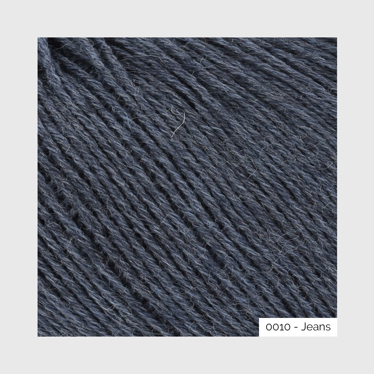 Gros plan sur la texture d'une pelote de Merino 400 Lace de Lang Yarns, coloris 0010 Jeans