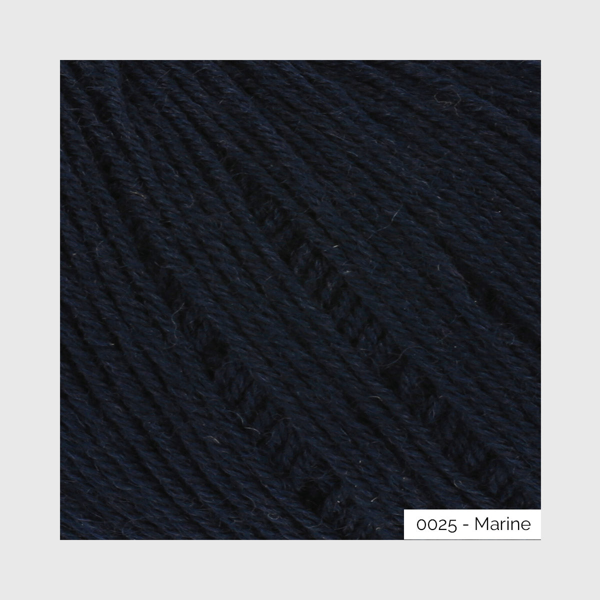 Gros plan sur la texture d'une pelote de Merino 400 Lace de Lang Yarns, coloris 0025 Marine