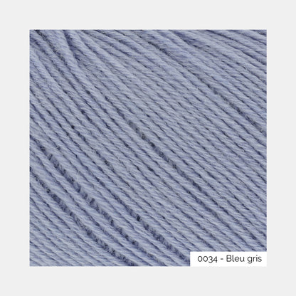 Gros plan sur la texture du fil Merino 400 Lace de Lang Yarns, coloris 0034 Bleu Gris