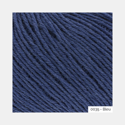 Gros plan sur la texture du fil Merino 400 Lace de Lang Yarns, coloris 0035 Bleu