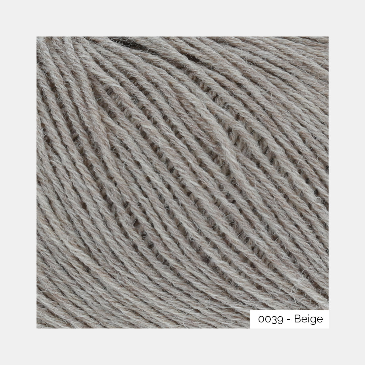 Gros plan sur la texture du fil Merino 400 Lace de Lang Yarns, coloris 0039 Beige