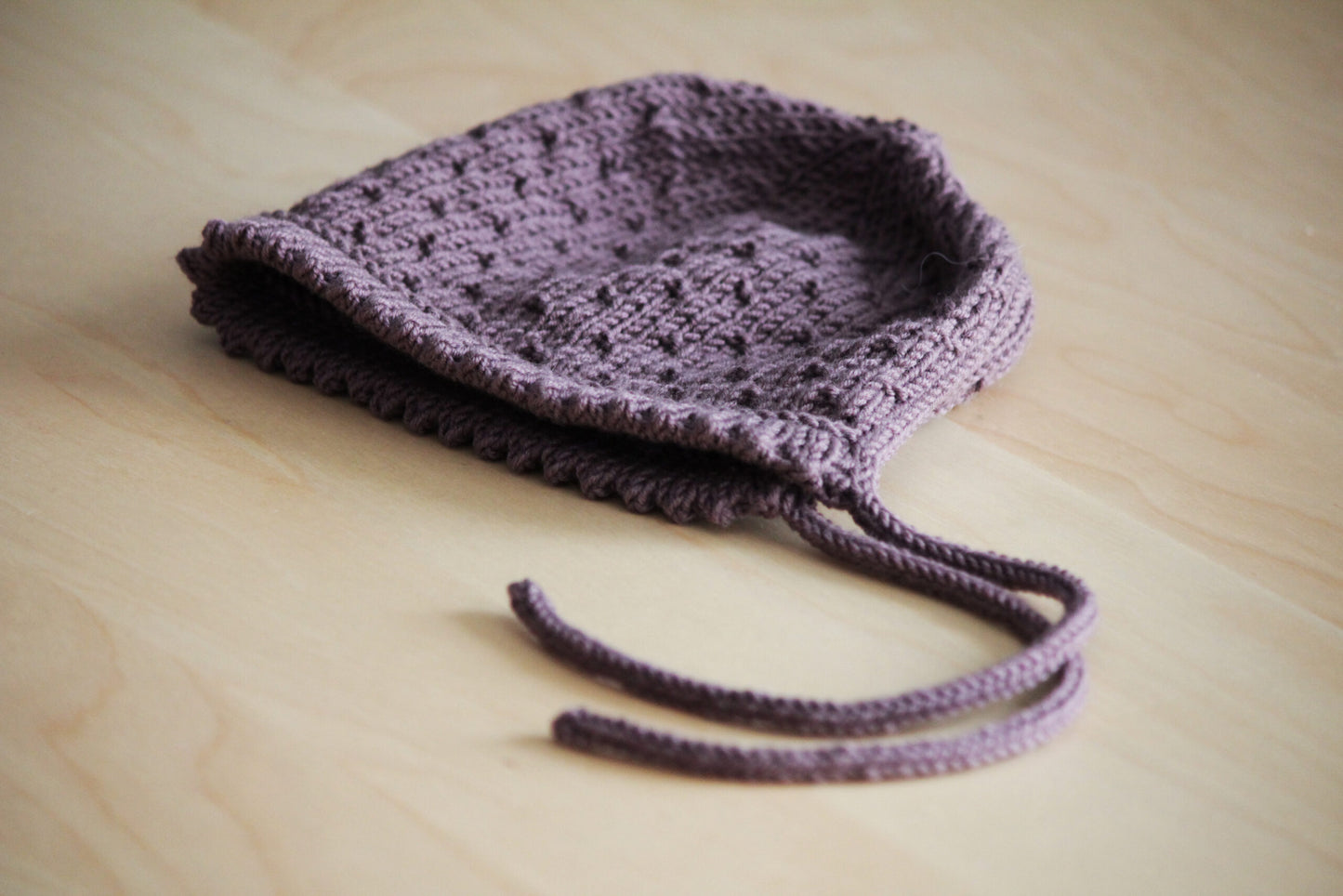 Modèle de bonnet pour bébé au tricot Béguin de Printemps de Julie Partie