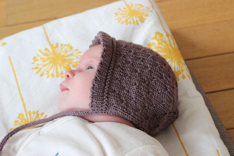 Modèle de bonnet pour bébé au tricot Béguin de Printemps de Julie Partie, au point de semis avec bordure dent de chat