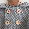 Détail du modèle de gilet texturé à double boutonnage pour bébé Camille de Julie Partie pour Lili Comme Tout