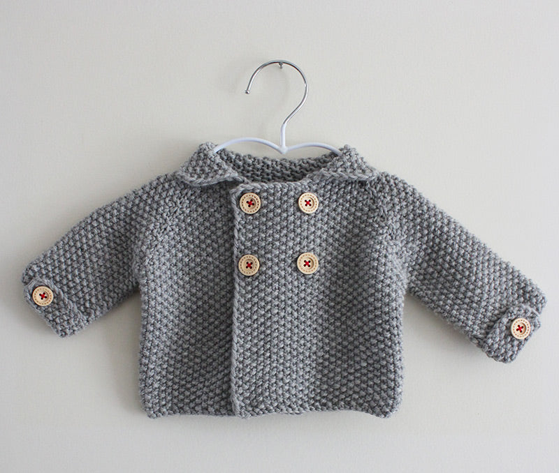 Modèle de gilet texturé à double boutonnage pour bébé Camille de Julie Partie pour Lili Comme Tout