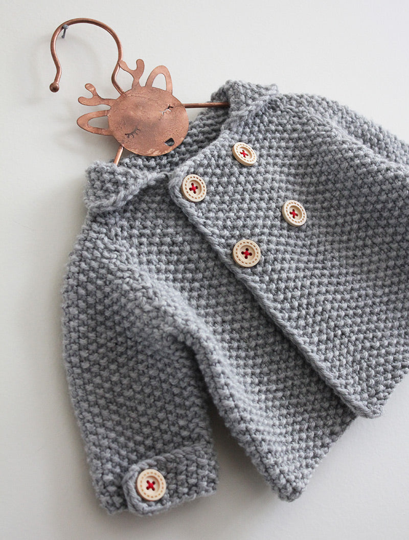 Modèle de gilet texturé à double boutonnage pour bébé Camille de Julie Partie pour Lili Comme Tout