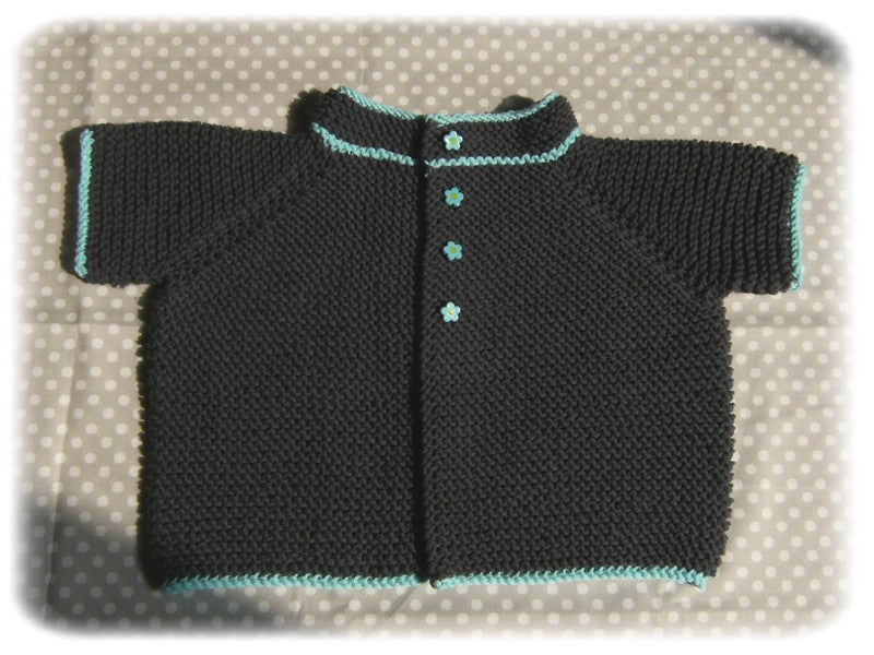 Modèle de gilet de bébé à manches raglan au point mousse, patron de tricot taille 1 an gratuit, créé par Julie Partie pour Lili Comme Tout