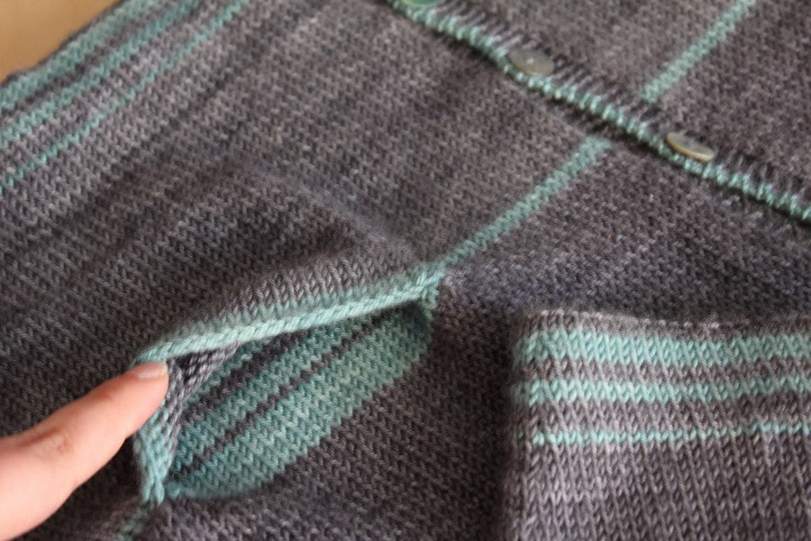 Détail du modèle de gilet à rayures au tricot Oh Bello de Julie Partie : poche avec intérieur contrastant