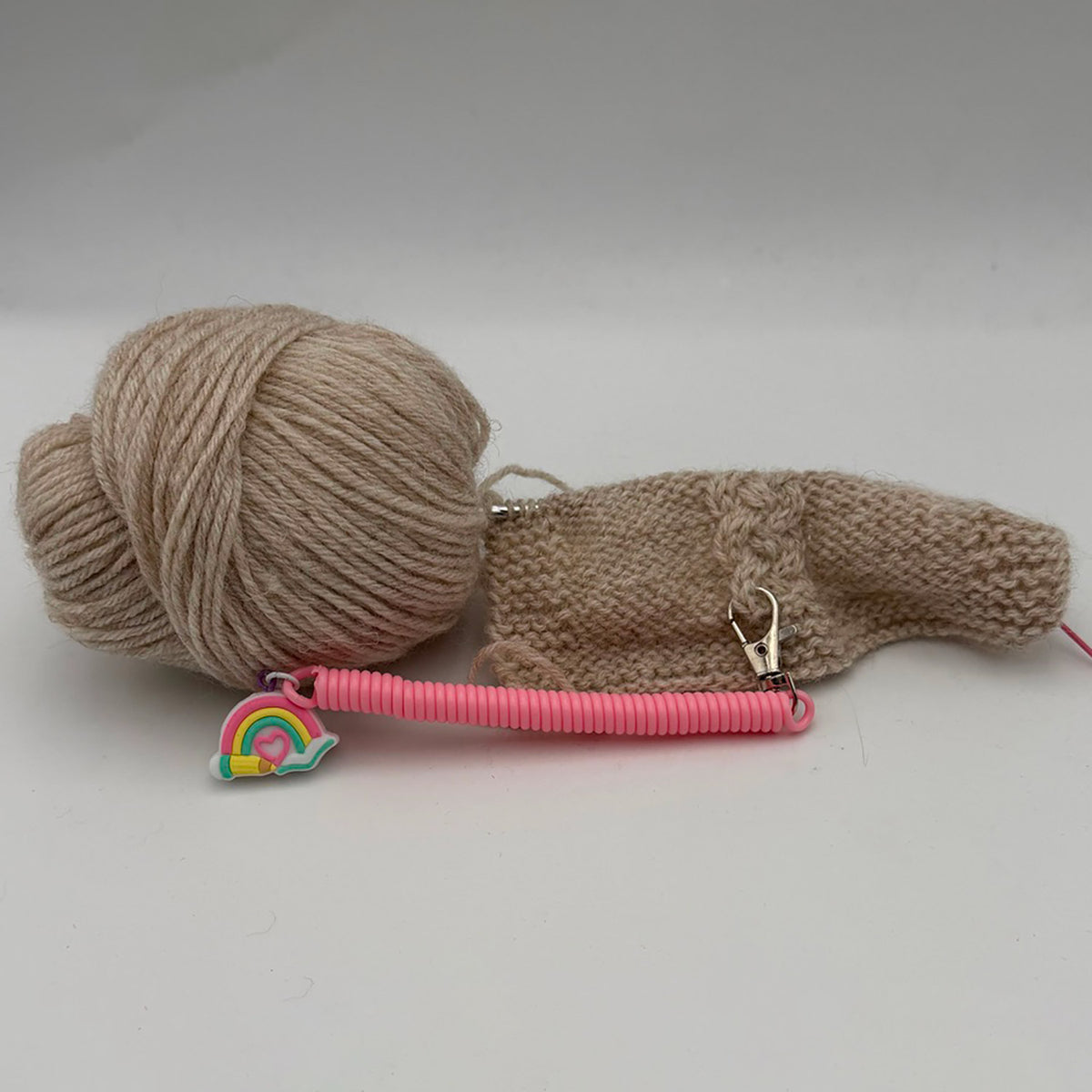 Pixie de Des Mains de Grana, support pour Flox ou aiguille à torsades, modèle Arc-en-Ciel, coloris Corail