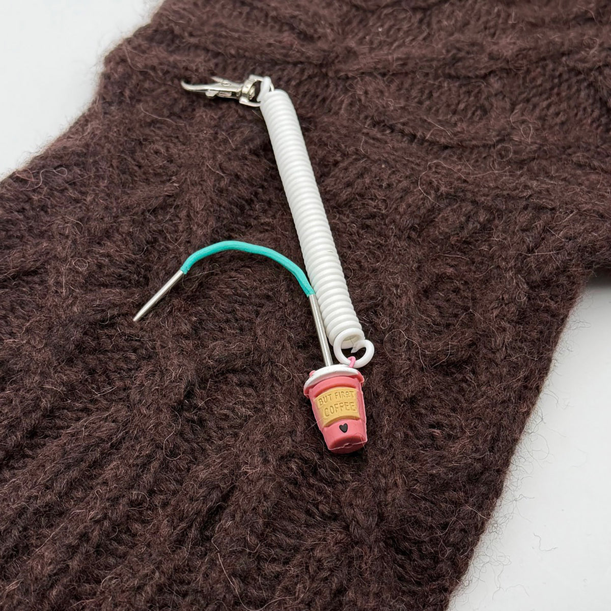 Pixie de Des Mains de Grana, support pour Flox ou aiguille à torsades, modèle Café, coloris Blanc