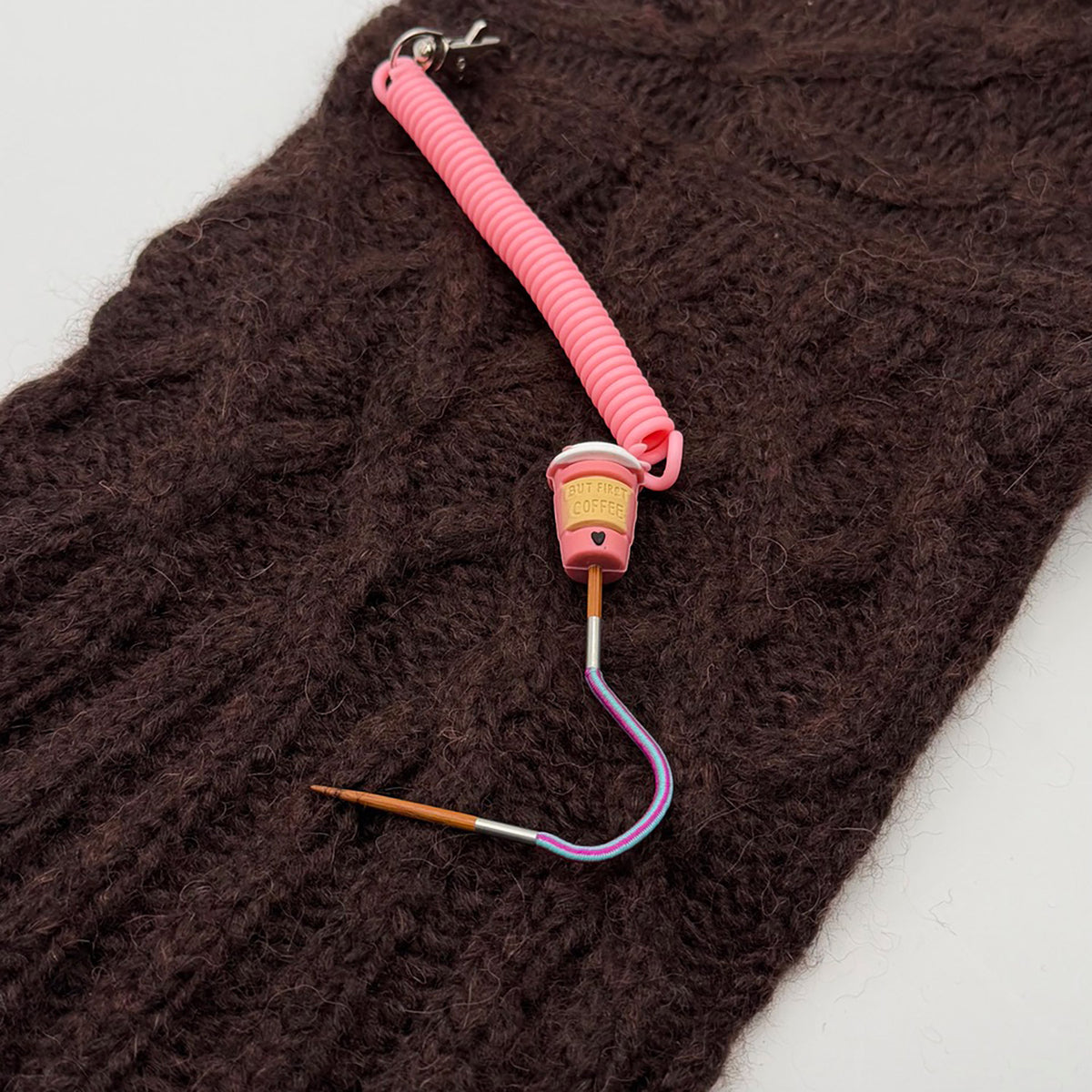 Pixie de Des Mains de Grana, support pour Flox ou aiguille à torsades, modèle Café, coloris Corail