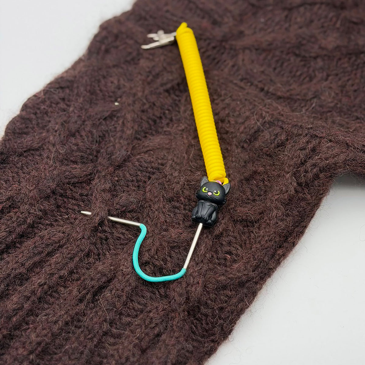 Pixie de Des Mains de Grana, support pour Flox ou aiguille à torsades, modèle Chat Noir, coloris Jaune