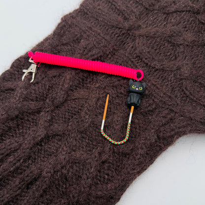 Pixie de Des Mains de Grana, support pour Flox ou aiguille à torsades, modèle Chat Noir, coloris Rose Neon