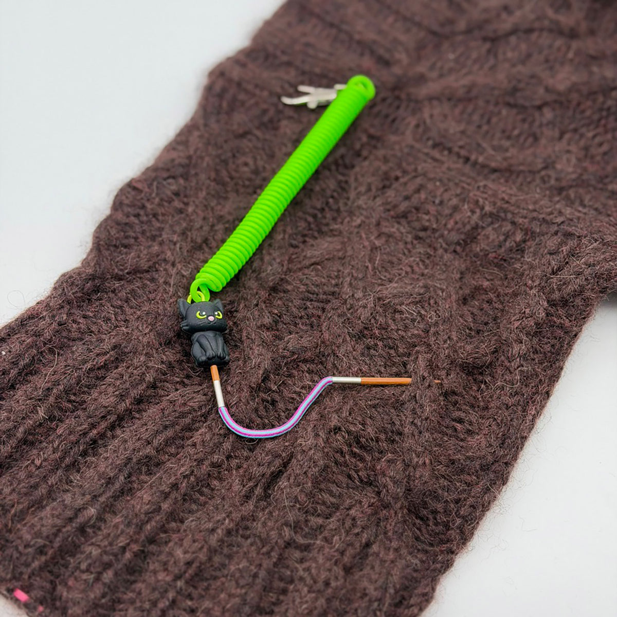 Pixie de Des Mains de Grana, support pour Flox ou aiguille à torsades, modèle Chat Noir, coloris Vert Neon