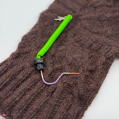 Pixie de Des Mains de Grana, support pour Flox ou aiguille à torsades, modèle Chat Noir, coloris Vert Neon