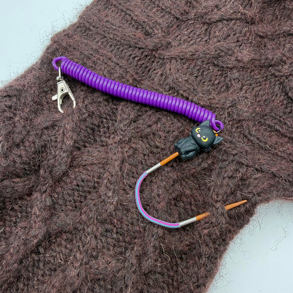 Pixie de Des Mains de Grana, support pour Flox ou aiguille à torsades, modèle Chat Noir, coloris Violet