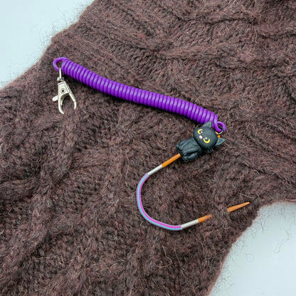 Pixie de Des Mains de Grana, support pour Flox ou aiguille à torsades, modèle Chat Noir, coloris Violet
