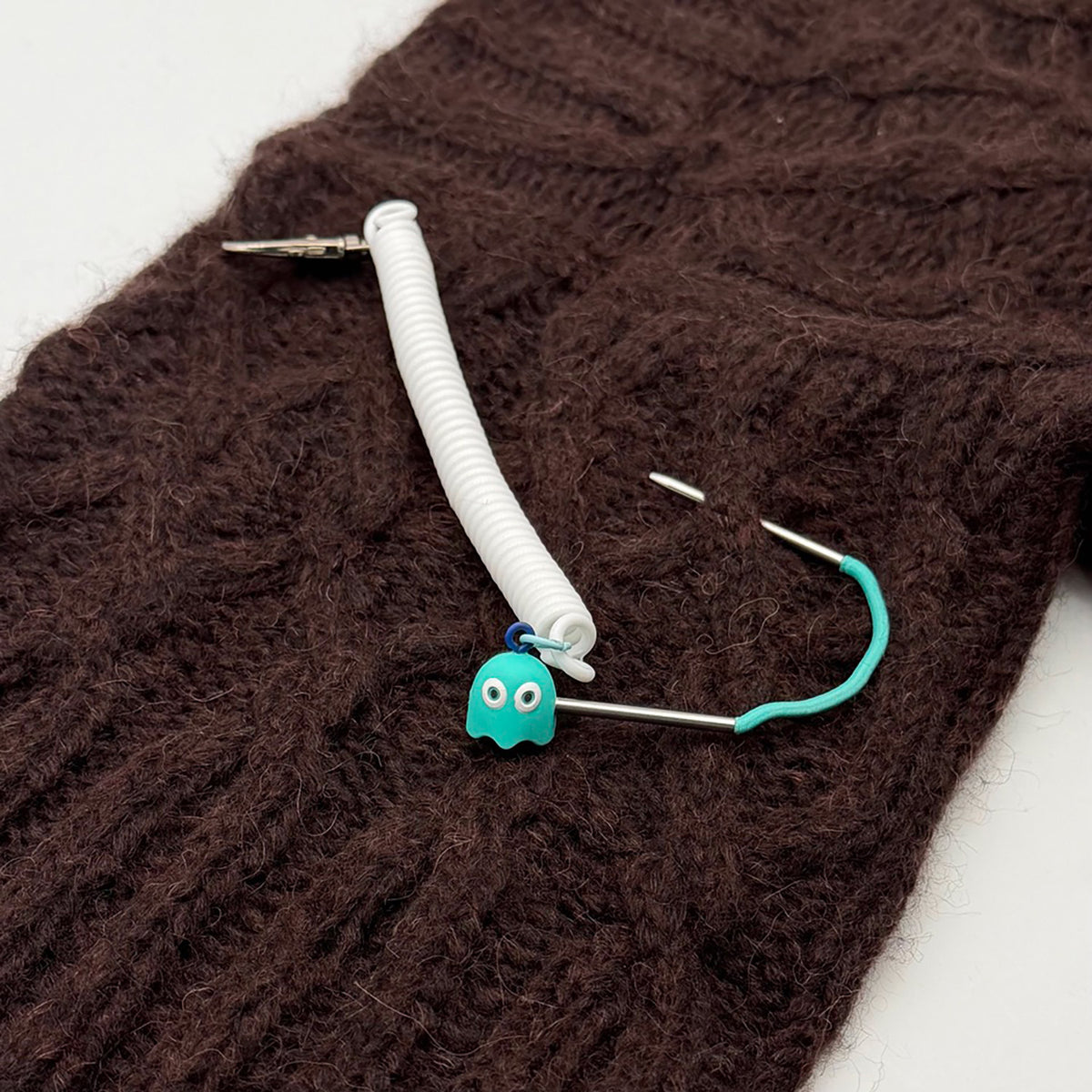 Pixie de Des Mains de Grana, support pour Flox ou aiguille à torsades, modèle Fantome Turquoise, coloris Blanc