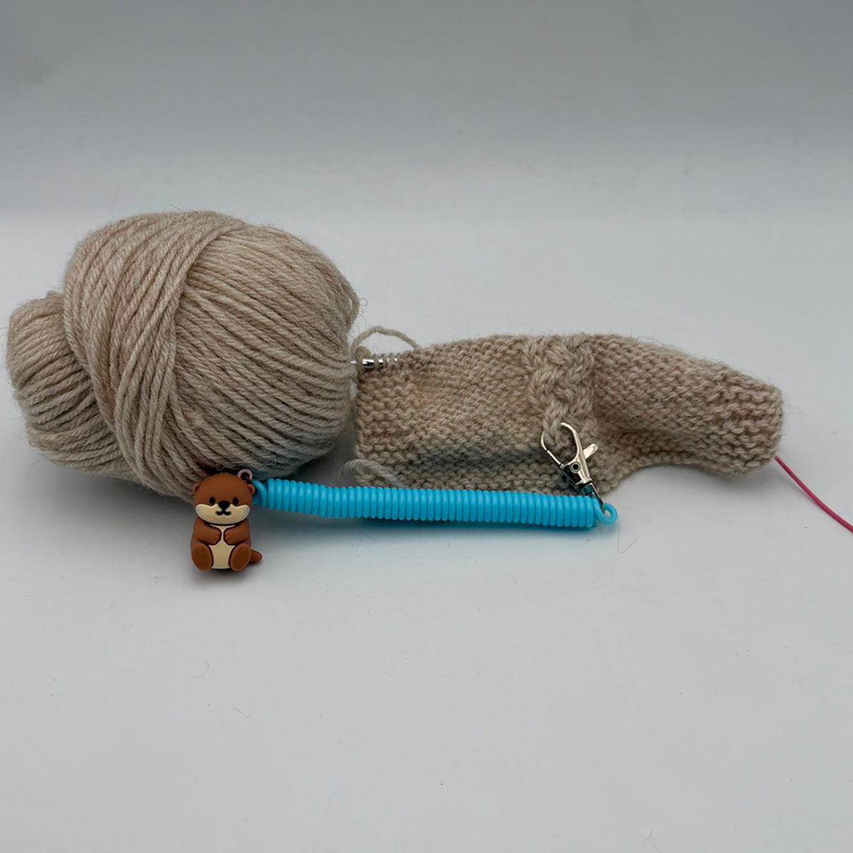 Pixie de Des Mains de Grana, support pour Flox ou aiguille à torsades, modèle Loutre, coloris Bleu