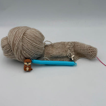 Pixie de Des Mains de Grana, support pour Flox ou aiguille à torsades, modèle Loutre, coloris Bleu