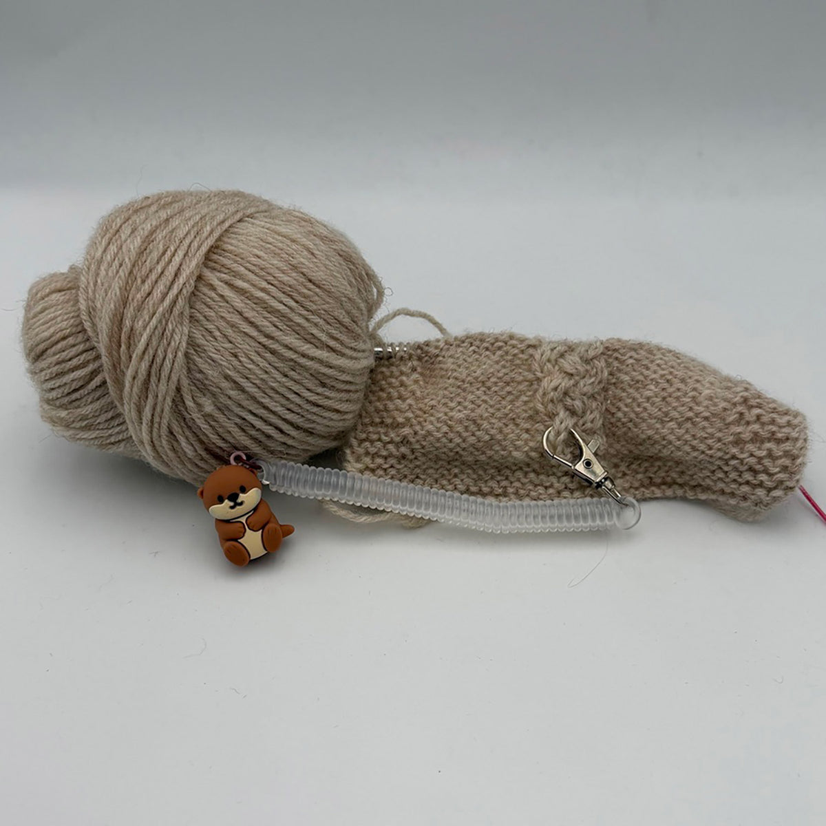 Pixie de Des Mains de Grana, support pour Flox ou aiguille à torsades, modèle Loutre, coloris Transparent