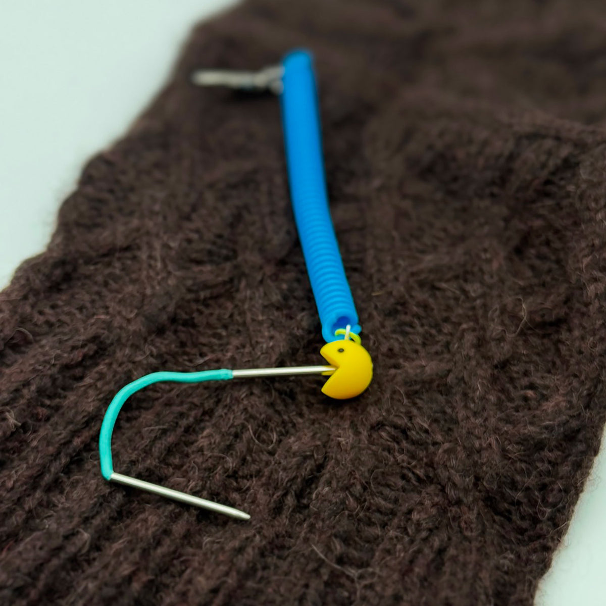 Pixie de Des Mains de Grana, support pour Flox ou aiguille à torsades, modèle Pacman, coloris Bleu