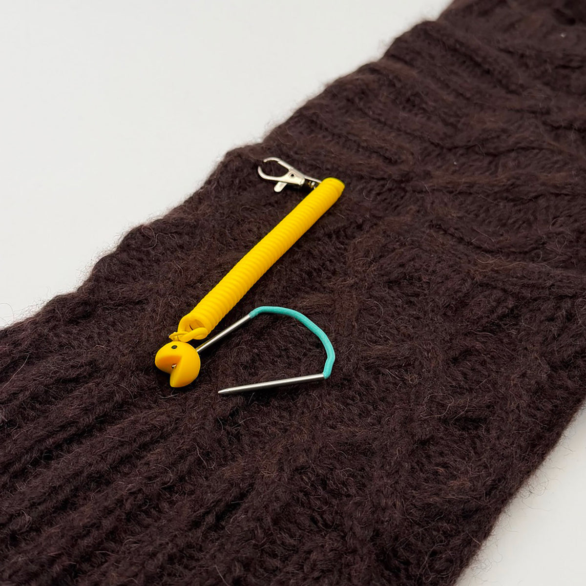 Pixie de Des Mains de Grana, support pour Flox ou aiguille à torsades, modèle Pacman, coloris Jaune