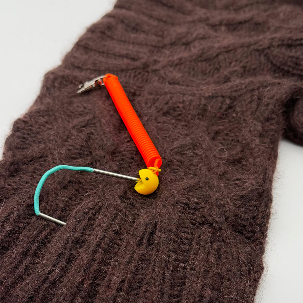 Pixie de Des Mains de Grana, support pour Flox ou aiguille à torsades, modèle Pacman, coloris Orange