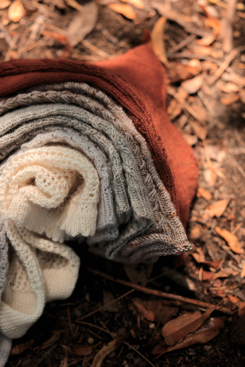 Présentation de divers modèles de chaussettes au tricot parus dans le livre Woolship 2 de Lili Comme Tout