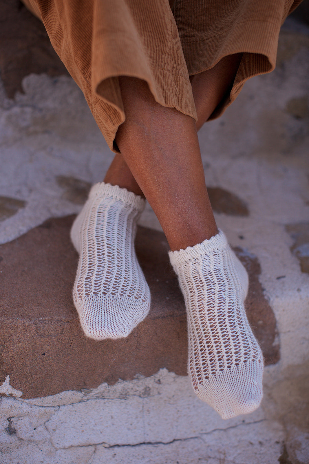 Présentation du modèle de socquettes ajourées à bordure en picot P'tites Résilles d'Anaïs Fauchère (Anaïs Louve) paru dans le livre de tricot Woolship 2 de Lili Comme Tout