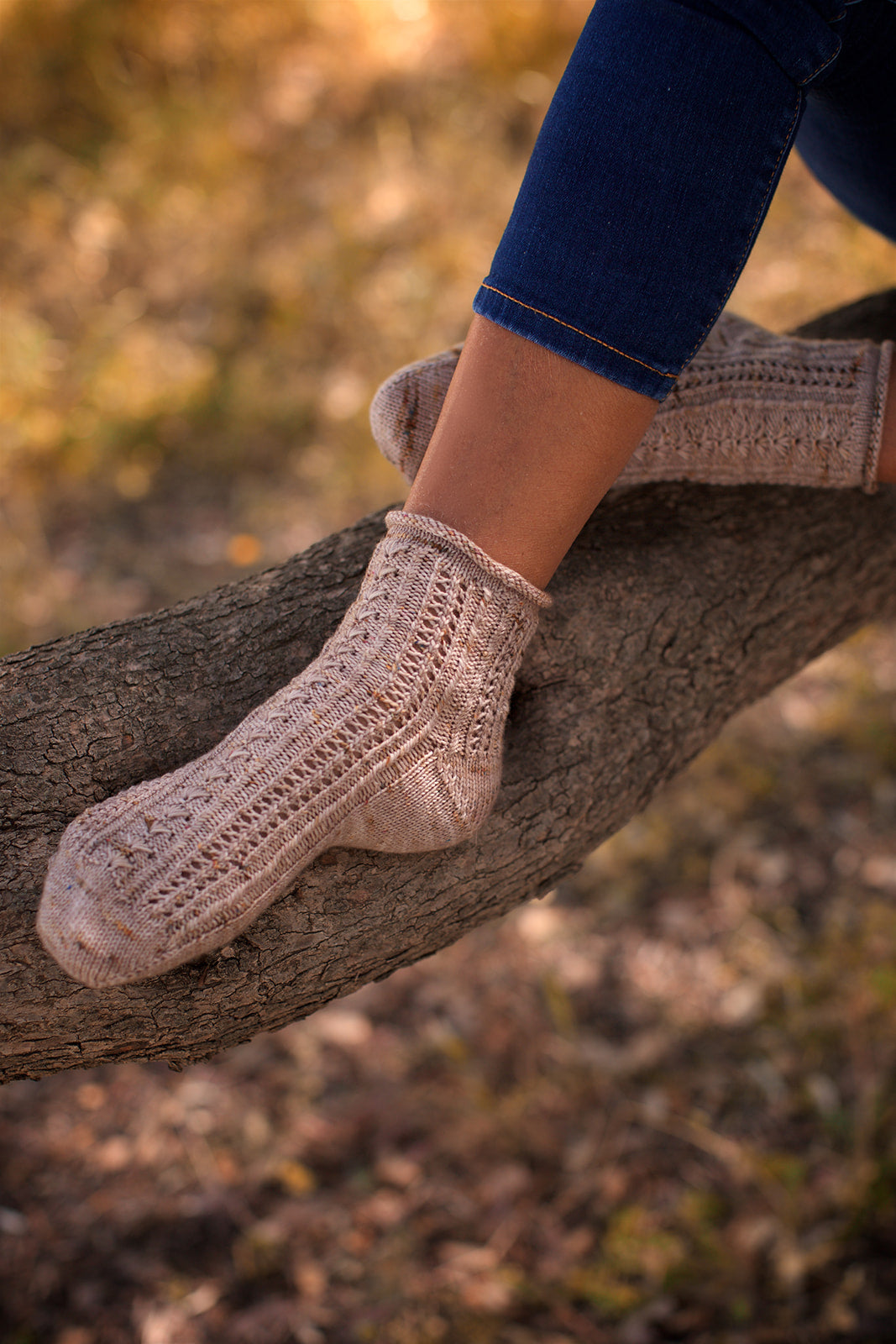 Lovetann, patron de chaussettes au tricot de Lucienne Tricote paru dans le livre Woolship 2 édité par Lili Comme Tout