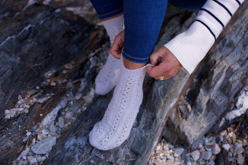 Patron de chaussettes au tricot Ondines de Marie Regnier paru dans le livre Woolship 2 de Lili Comme Tout