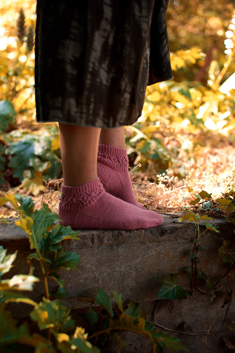 Patron de chaussettes au tricot Posy d'Olivia Villareal (This Handmade Life) paru dans le livre Woolship 2 de Lili Comme Tout